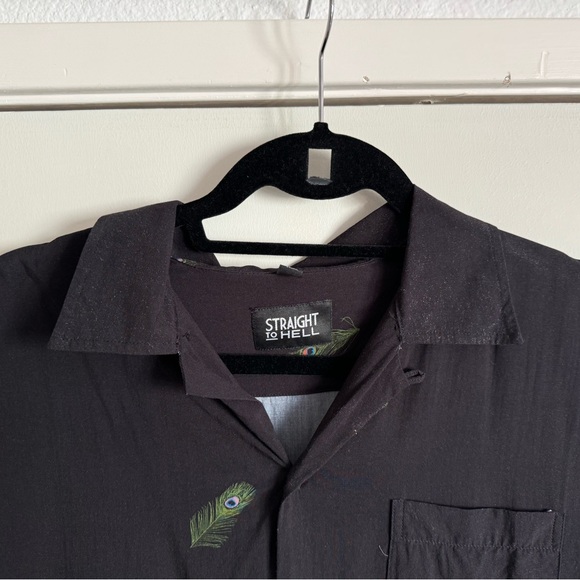 Straight to Hell short sleeve button down. In very good condition. Medium. - Picture 2 of 3